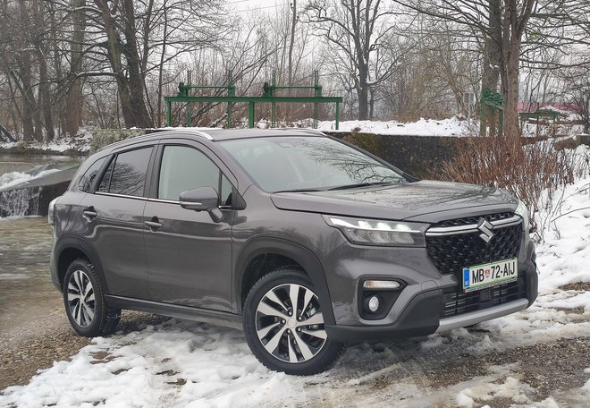 Novi suzuki s-cross je podedoval zunanje mere dosedanjega modela, s 4,3 metra dolžine sodi v sredino razreda kompaktnih športnih terencev. Svojo terensko naravnanost (na voljo je tudi s štirikolesnim pogonom) po novem nakazuje z dvignjenim sprednjim delom.FOTO: Boštjan Okorn Foto Boštjan Okorn
