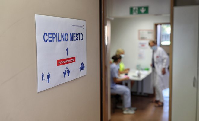 Po podatkih Nacionalnega inštituta za javno zdravje je trenutno polno cepljenih 55,9 odstotkov vseh prebivalcev Slovenije. FOTO: Blaž Samec/Delo
