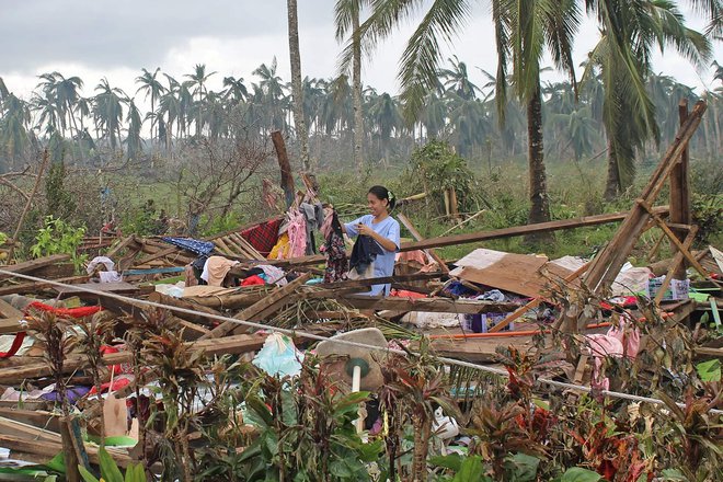 Središče tajfuna je prizadelo priljubljeni turistični otok Siargao. Hitrost vetra je dosegala do 195 kilometrov na uro. FOTO: AFP
