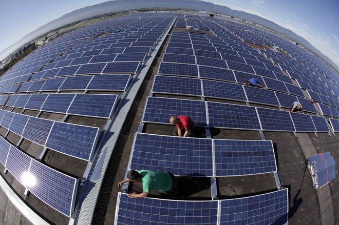 Stranska posledica energetskega prehoda bodo tudi večja nihanja cen energentov. FOTO: Denis Balibouse/Reuters Pictures
