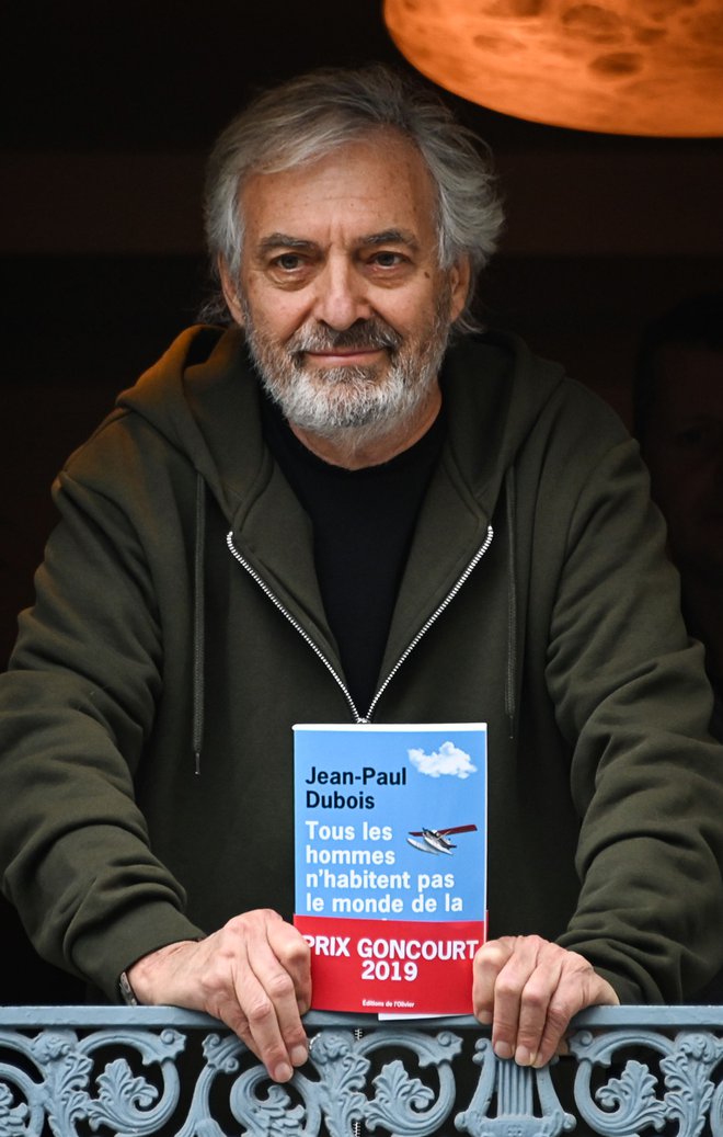 Nagrajenca navadno razglasijo v pariški restavraciji Drouant, od koder se z nagrajeno knjigo pokaže fotografom. FOTO: Dominique Faget/AFP
