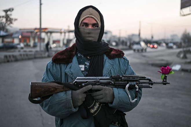 Portret talibanskega borca na straži na kontrolni točki v Kabulu. FOTO: Mohd Rasfan/Afp

&nbsp;
