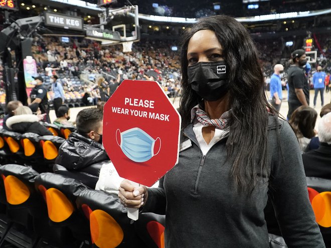 V Torontu, kjer so na nedavnem dvoboju ekip Raptors in Golden State Warriors, so gledalce opozarjali na uporabo mask. FOTO: John E. Sokolowski/USA TODAY Sports
