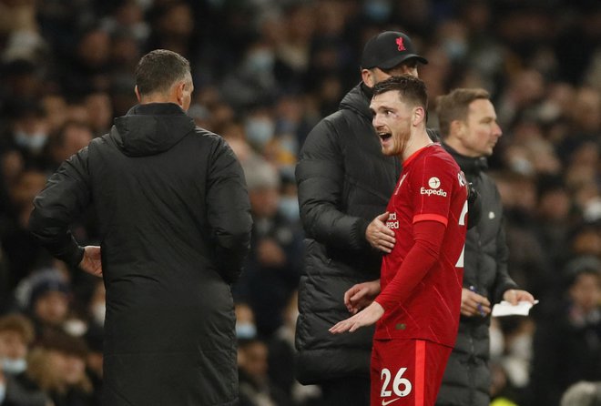 Jürgen Klopp je proti Tottemhamu ostal brez izključenega Andyja Robertsona. FOTO: Matthew Childs/Reuters
