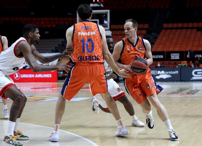 Klemen Prepelič (desno) in Mike Tobey (10) bosta zelo trd oreh za Cedevito Olimpijo. FOTO: EuroCup
