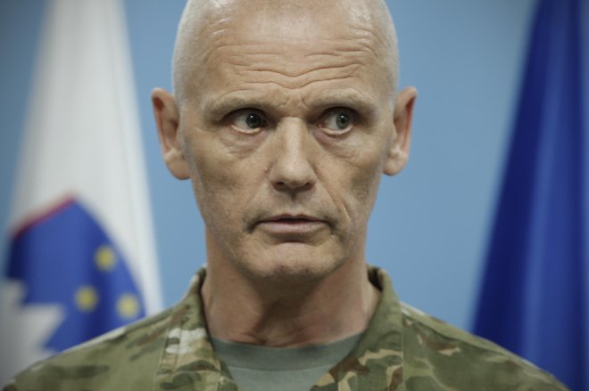 Načelnik generalštaba Slovenske vojske Robert Glavaš je med drugim napovedal korenito zmanjšanje obsega slovenske misije na Kosovu, več vojakov bo šlo v Latvijo. Foto Jure Eržen
