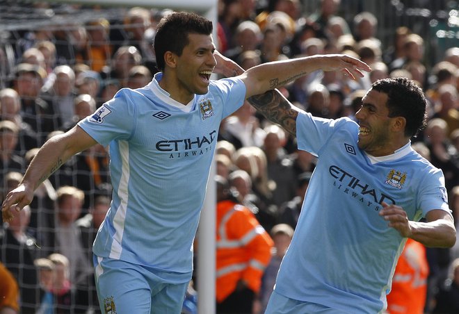 Med proslavljanjem gola za Manchester City s podobno legendarnim rojakom Carlosom Tevezom (desno). FOTO:&nbsp;Darren Staples/Reuters
