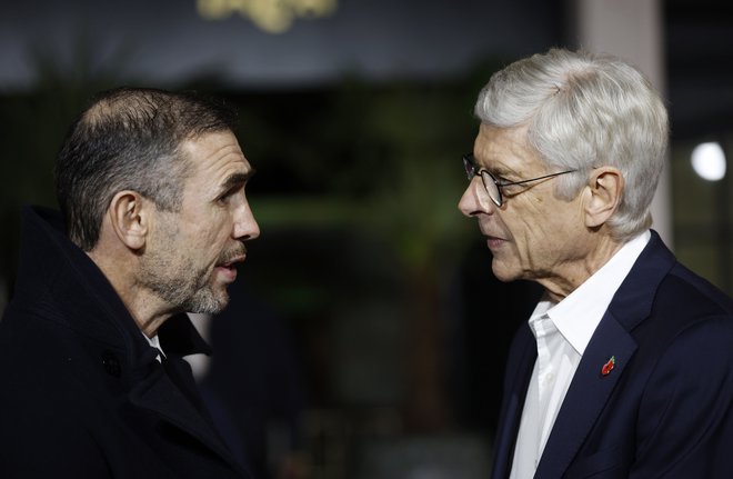 Legendarni francoski trener Arsene Wenger (desno) se je novembra mudil v londonskem Palladiumu, kjer ga je pozdravil tudi nekdanji varovanec pri Arsenalu Martin Keown.&nbsp;FOTO: John Sibley/Reuters
