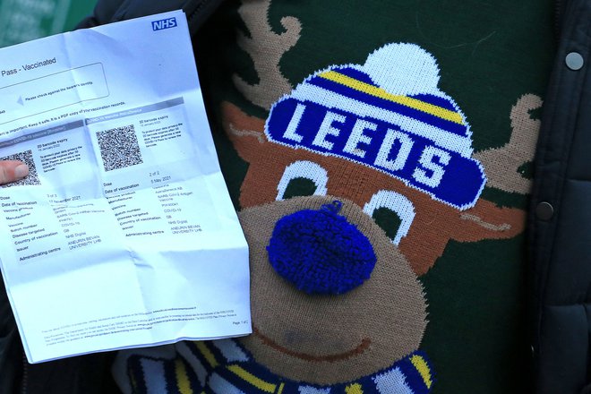 Navijač(ica?) Leedsa z vsemi potrebnimi papirji&nbsp;pred zadnjo tekmo z Arsenalom na štadionu Elland Road. FOTO: Lindsey Parnaby/AFP
