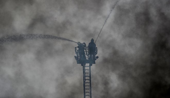 Požar skladiča na Plemljevi ulici v Ljubljani. Zognjenimi zublji se je 30. novembra 2021 borilo več kot 150 gasilcev. FOTO: Blaž Samec/Delo
