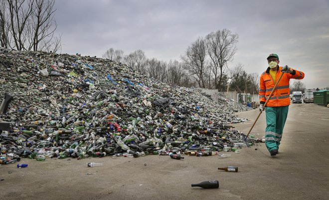 Ena od tem, s katerimi se ukvarjajo zelene stranke, je tudi ravnanje z odpadki. FOTO: Jože Suhadolnik/Delo
