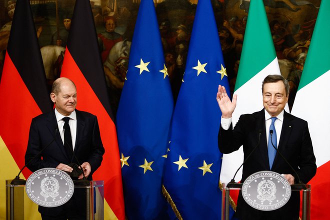 Tudi novega nemškega kanclerja Olafa Scholza (levo) je navdušilo vodenje italijanske vlade Maria Draghija. FOTO: Guglielmo Mangiapane/AFP

