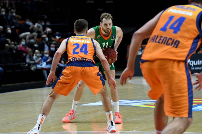 Jaka Blažič (z žogo) je potrdil, da se zelo dobro znajde na španskih igriščih. FOTO: Cedevita Olimpija
