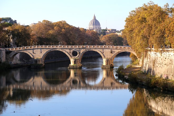 Sikstov most v Rimu in kupola bazilike sv. Petra v Vatikanu&nbsp;FOTO: Milan Ilić
