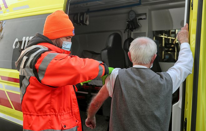 Dnevi cepljenja spodbujajo ljudi, naj se odločijo za cepljenje, ki je v vsaki upravni enoti vsaj na eni lokaciji mogoče 24 ur na dan. Tistih, ki prejmejo prvi odmerek, je malo. FOTO: Blaž Samec
