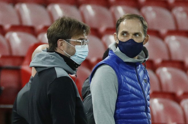 Jürgen Klopp (levo) in Thomas Tuchel imata podobna stališča in težave, vendar le prvi od svojih nogometašev zahteva, da so cepljeni. FOTO:&nbsp;Phil Noble/Reuters
