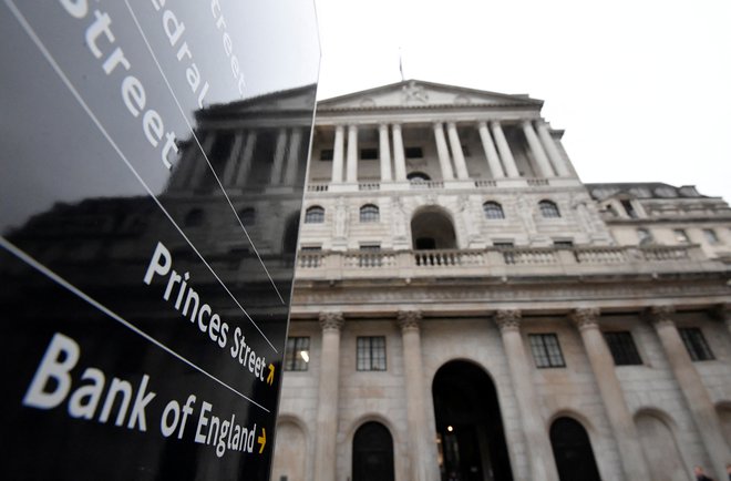 Bank of England je bila prva med centralnimi bankami razvitih držav, ki je po letih izjemno nizkih obrestnih mer te dvignila. FOTO: Toby Melville/Reuters
