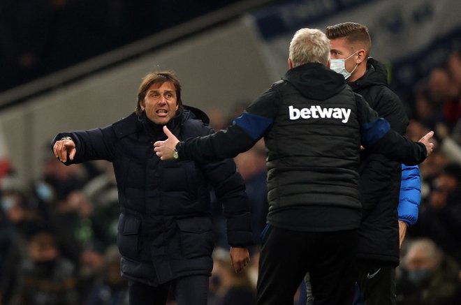 Londonski derbi med Tottenhamom in West Hamom je bil vroč tudi ob robu igrišča, kjer sta se sporekla Conte (levo) in David Moyes. FOTO: Matthew Childs/Reuters

