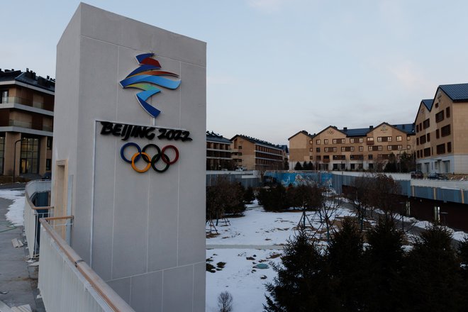 Pogled na olimpijsko vas v Zhangjiakouu, ki leži slabe tri ure vožnje severozahodno&nbsp;od Pekinga. FOTO: Thomas Peter/Reuters
