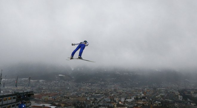 Peter Prevc bo na novoletni turneji orel nad opustelim Innsbruckom. FOTO: Dominic Ebenbichler/Reuters
