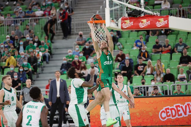 Olimpijini košarkarji (v akciji Jaka Blažič) bodo igrali s Cibono šele v torek, Krkini bodo pričakali Igokeo v nedeljo. FOTO: ABA
