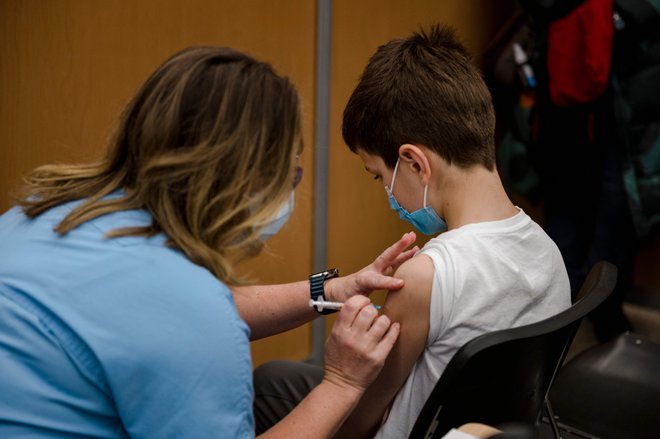 Za cepljenje proti covidu-19 v starostni skupini od pet do enajst let je v Sloveniji registrirano le cepivo podjetja Pfizer/BioNTech. FOTO: Andrej Ivanov/AFP

