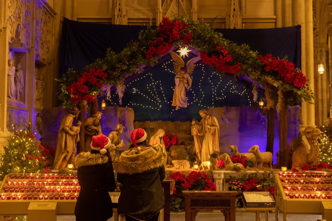 Obiskovanje božičnih prireditev je omejeno praktično povsod po svetu. FOTO: Jeenah Moon/Reuters
