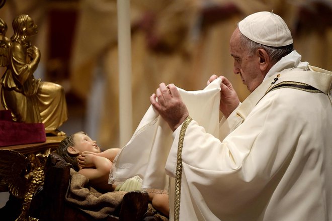 Papež Frančišek je sinoči vodil polnočnico, danes bo nagovoril krščanski svet.&nbsp;FOTO:&nbsp;Filippo Monteforte/AFP
