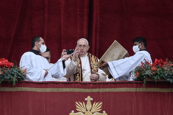 Papež Frančišek je blagoslovil vernike z balkona na trgu Svetega Petra.&nbsp;FOTO: Filippo Monteforte/AFP
