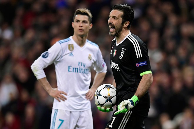 Cristiano Ronaldo in Gigi Buffon med četrtfinalno tekmo lige prvakov 2017/18, v kateri sta igrala madridski Real in Juventus. FOTO: Javier Soriano/AFP
