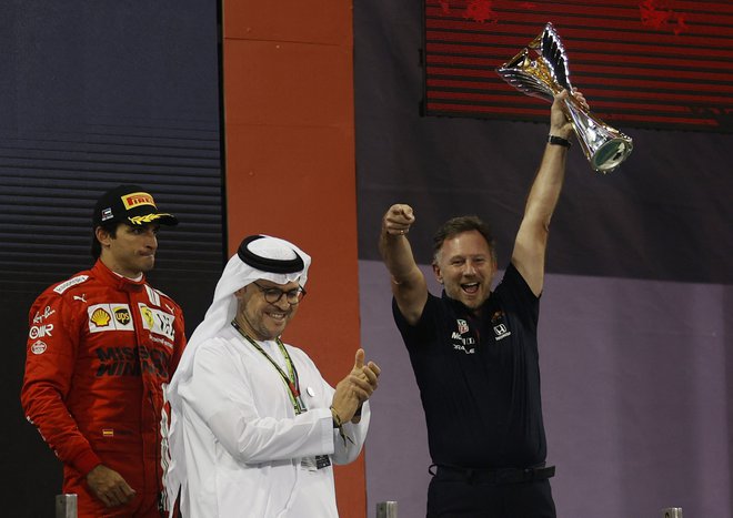 Christian Horner (s pokalom) proslavlja po koncu dirke v Abu Dabiju. FOTO: Hamad I Mohammed/Reuters
