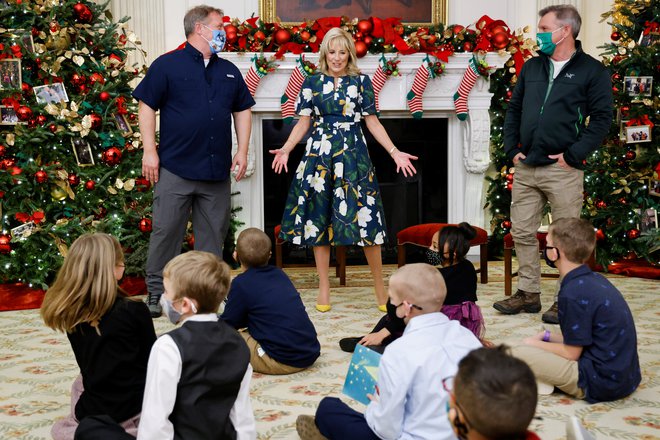 Prva dama Jill Biden je poskrbela za okrasitev Bele hiše in z zabavo za najmlajše že konec novembra začela praznično sezono. FOTO: Jonathan Ernst/Reuters

