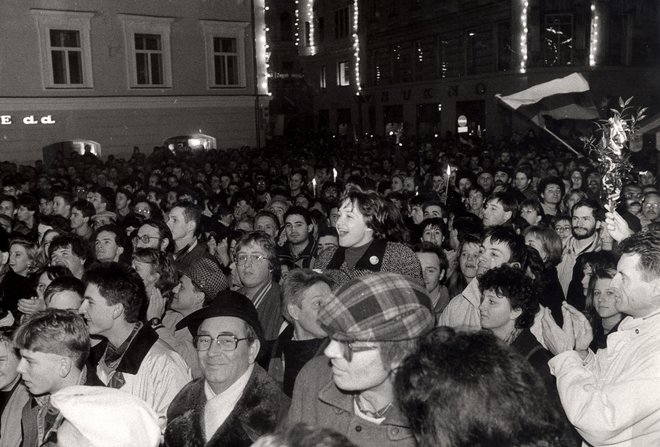 Slavje po plebiscitu pred 31 leti. FOTO: Joco Žnidaršič/Delo
