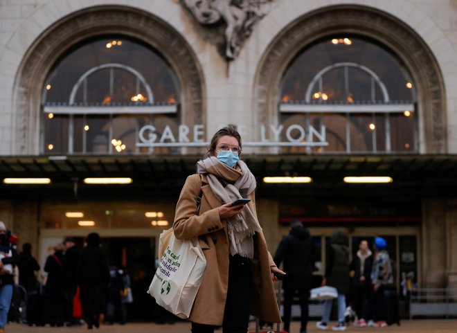 Francoske oblasti so sporočile, da so v 24 urah potrdile 104.611 novih okužb z novim koronavirusom, kar je največ v enem dnevu doslej. FOTO: Christian Hartmann/Reuters
