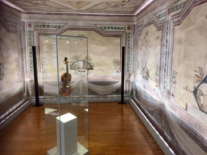 Najdragocenejši eksponat, razstavljen v Tartinijevi hiši, je njegova violina. FOTO: Občina Piran

