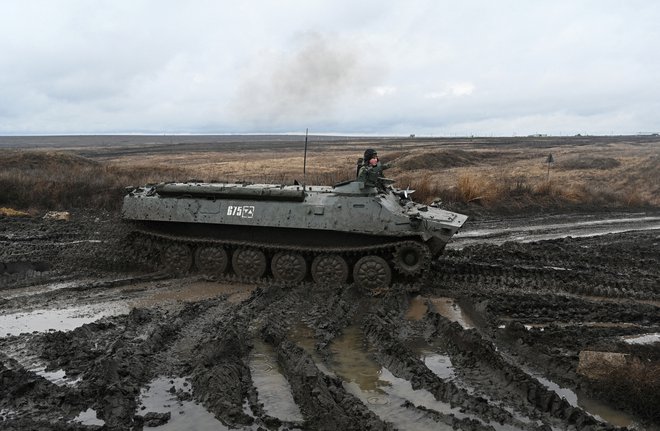 Z ruskega obrambnega ministrstva so sporočili, da so zaradi konca vojaških vaj z zahodnih mej umaknili 10.000 vojakov. O tem, koliko jih je še tam, se zahodne ocene razlikujejo.

FOTO:&nbsp;Sergej Pivovarov/Reuters
