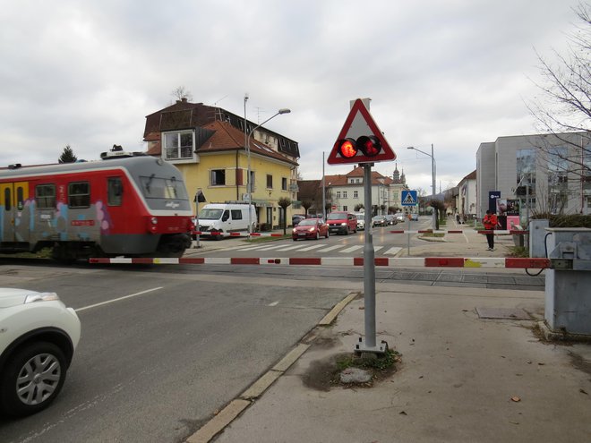 Na zelo prometni Ljubljanski cesti se zapornice spustijo več kot 50-krat na dan. FOTO:&nbsp;Bojan Rajšek/Delo
