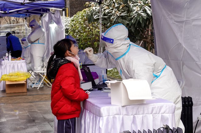 Ko bo svet prišel k sebi in začel znova misliti z bistro glavo, bo vse skupaj že končano. FOTO: AFP
