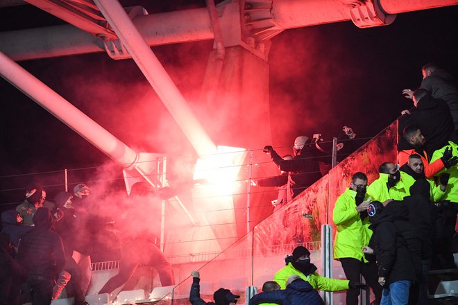 Navijači klubov Paris FC in Lyon so 17. decembra dvijali na pokalni tekmi, deset dni zatem je sledila kazen. FOTO: Bertrand Guay/AFP
