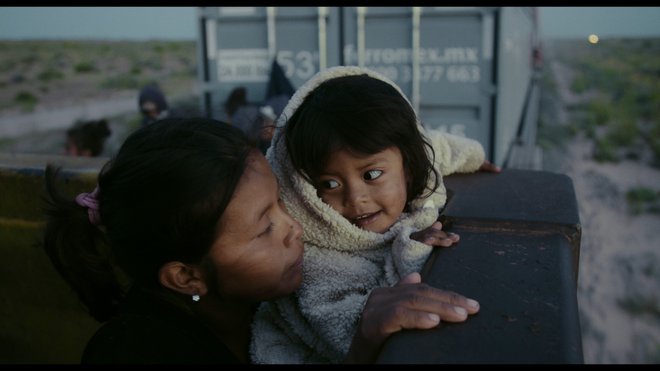 Kar ostane na poti sledi Lilian in njenim štirim otrokom, ko se skušajo prebiti do mehiško-ameriške meje, do življenja brez ­nasilja, revščine in represije. FOTO: Majmun Films