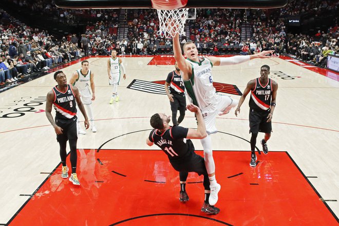 Z imenitno predstavo in s svojim rekordnim točkovnim izkupičkom v tej sezoni je Latvijec Kristaps Porzingis popeljal Dallas do zmage proti Portlandu. FOTO: Soobum Im/Usa Today Sports
