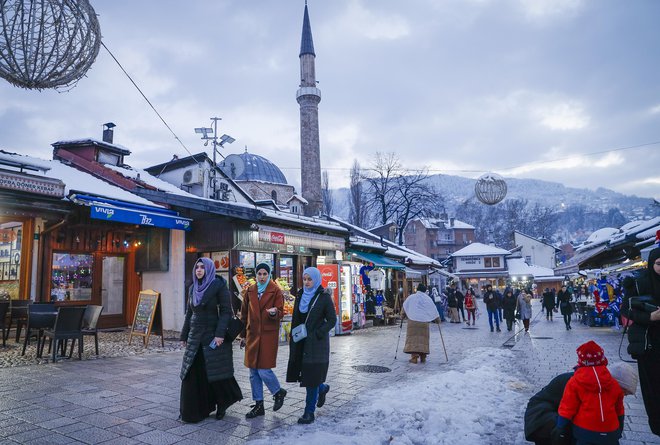 Sproščeno zimsko vzdušje na ulicah Sarajeva težko zakrije napetosti, ki pestijo revno in administrativno zelo zapleteno urejeno Bosno in Hercegovino. FOTO: Jože Suhadolnik
