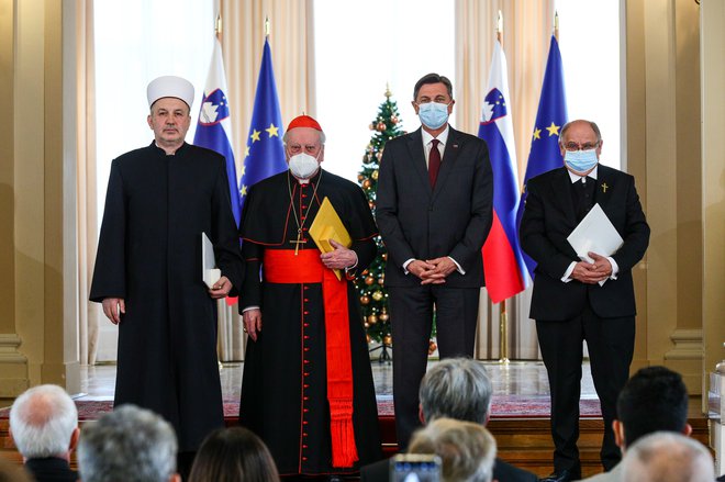 Borut Pahor je vročil odlikovanja predstavnikom vseh najprepoznavnejših verskih skupnosti v Sloveniji&nbsp;(z izjemo pravoslavne):&nbsp;kardinalu Francu Rodetu (drugi z leve), škofu Gezi Filu (na desni) in muftiju Nedžadu Grabusu (prvi z leve).&nbsp;FOTO: Črt Piksi/Delo
