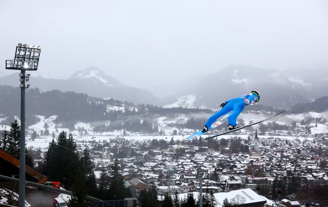 Cene Prevc je bil v kvalifikacijah trinajsti. FOTO: Kai Pfaffenbach/Reuters
