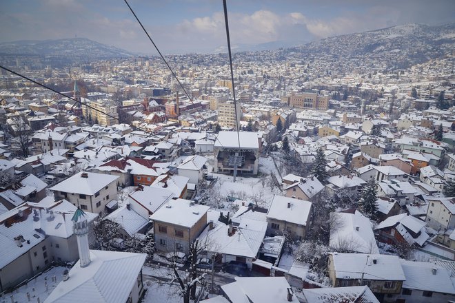 Pogled na Sarajevo iz kabine vzpenjače na Trebević turistu prestolnico Bosne in Hercegovine predstavi kot zaspano mesto, toda v njem se zadnje čase dogajajo za regijo velike stvari. Foto: Jože Suhadolnik/Delo
