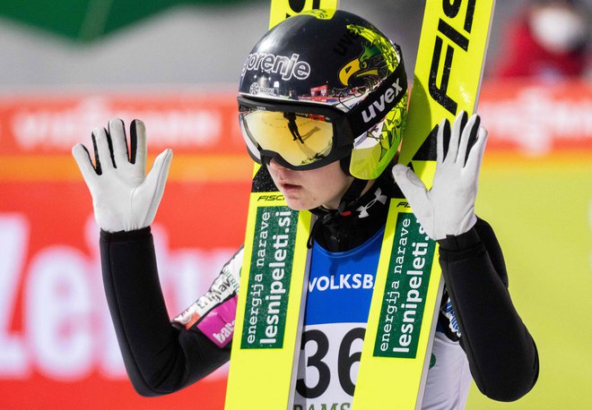 Edina slovenska zmagovalka letošnje skakalne zime Ema Klinec želi na Ljubnem skočiti za deset, kolikor je prstov na rokah. FOTO: Georg Hochmuth/AFP
