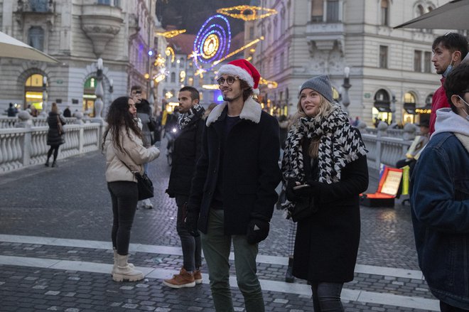 Omikron se lahko hitro širi zaradi izogibanja imunskemu sistemu in še večje kužnosti od delte. FOTO:&nbsp;Leon Vidic/Delo
