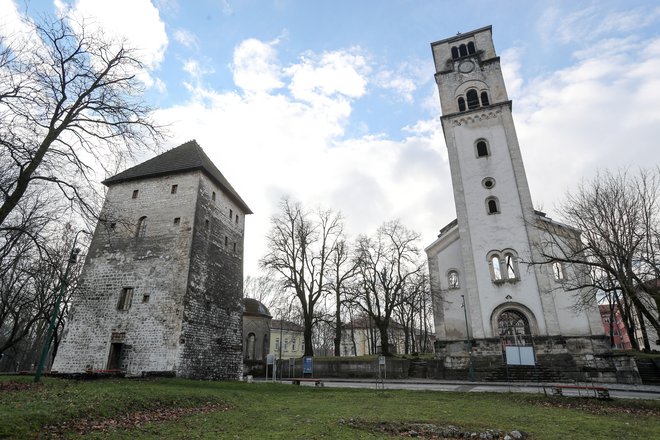 Kapitanov stolp (levo) je znamenitost v središču Bihaća. FOTO: Marko Feist/Slovenske novice
