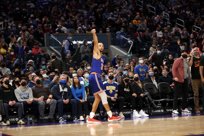 Prvi zvezdnik moštva Golden State in najboljši ostrostrelec v NBA Stephen Curry je takole pospremil svoj met za 3000. trojko. FOTO: Ezra Shaw/AFP
