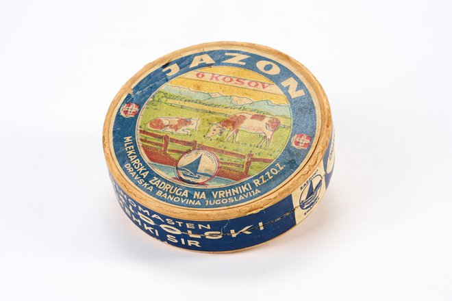 Škatlica za topljeni sirček Jazon, mlekarska zadruga Vrhnika, 30. leta 20. stoletja. FOTO: Tomo Jeseničnik
